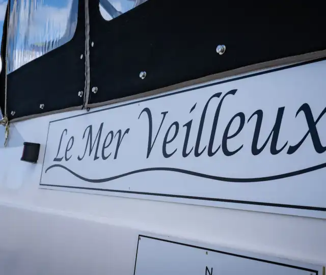 Bateau Le Mer Veilleux amarré au port fluvial d'Aire-sur-la-Lys avec ciel bleu