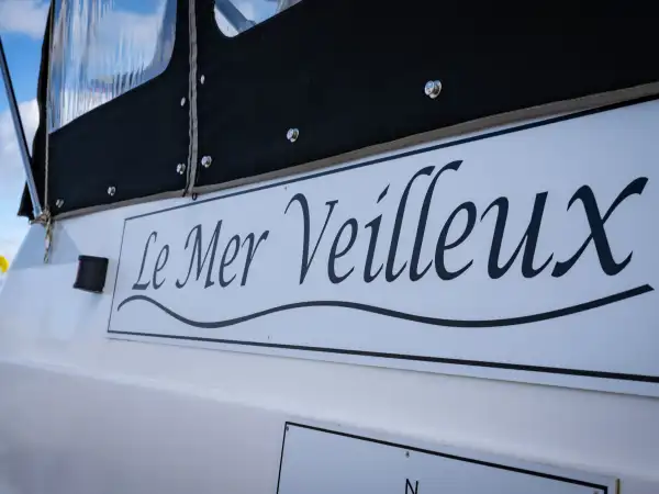Bateau Le Mer Veilleux amarré au port fluvial d'Aire-sur-la-Lys avec ciel bleu