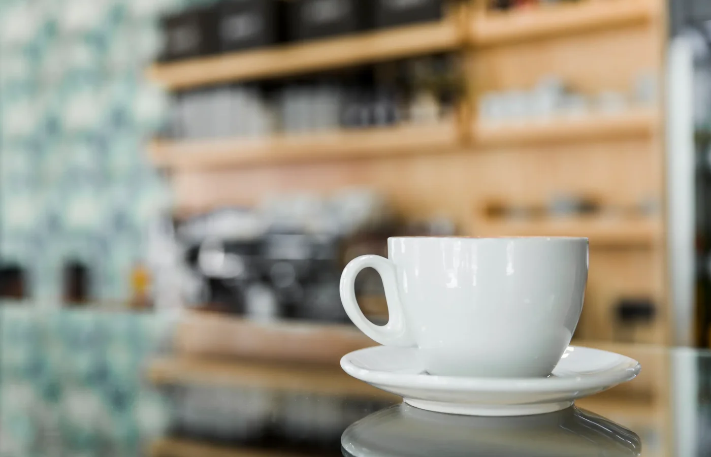 Tasse à café blanche vide sur soucoupe, arrière-plan flou café port plaisance