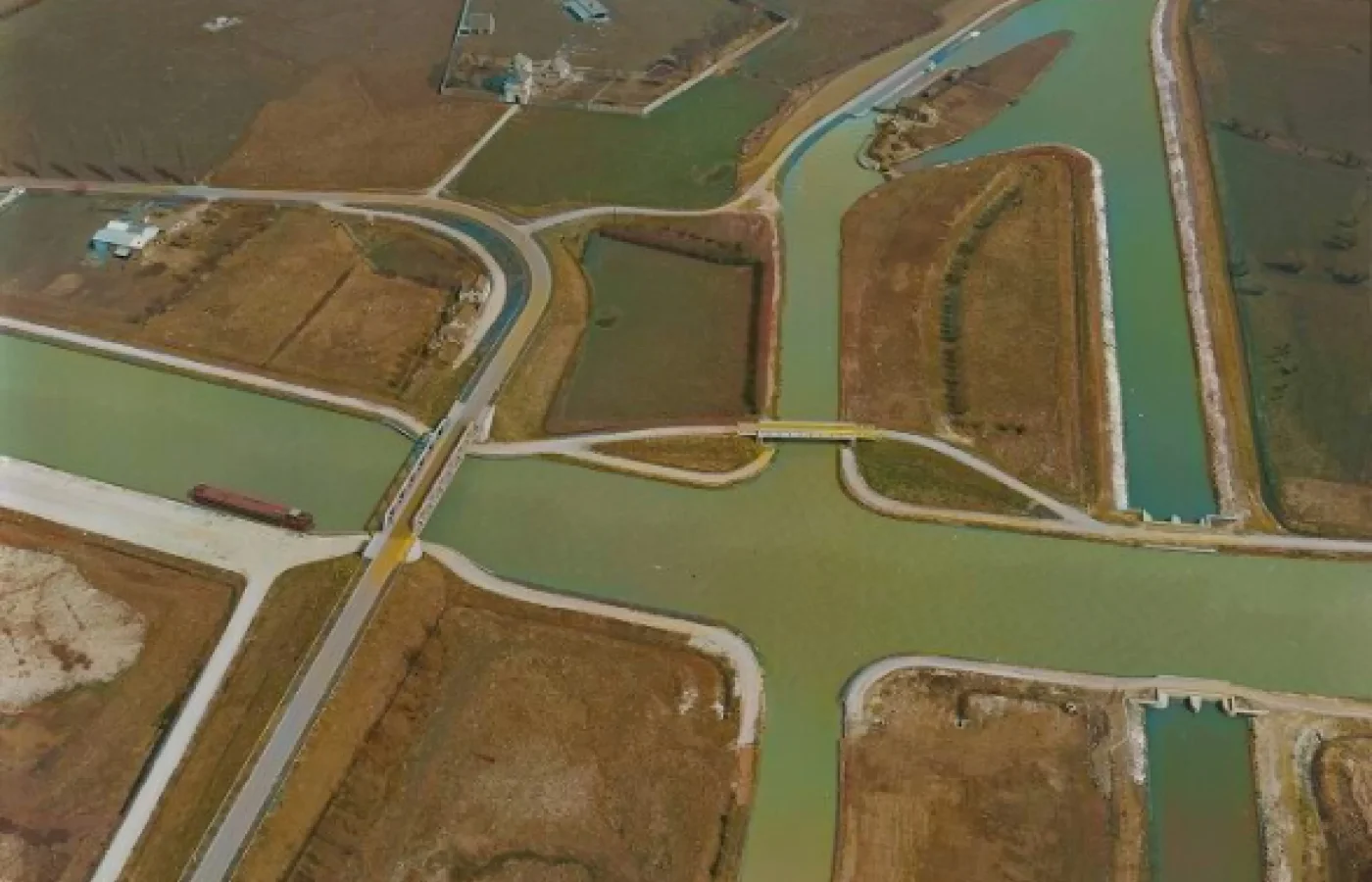 Vue aérienne canaux et écluses port fluvial Aire-sur-la-Lys