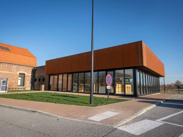 Bâtiment moderne avec façade rouille et toiture orangée, architecture contemporaine au port de plaisance d'Aire-sur-la-Lys