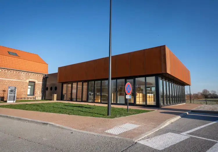 Bâtiment moderne avec façade rouille et toiture orangée, architecture contemporaine au port de plaisance d'Aire-sur-la-Lys