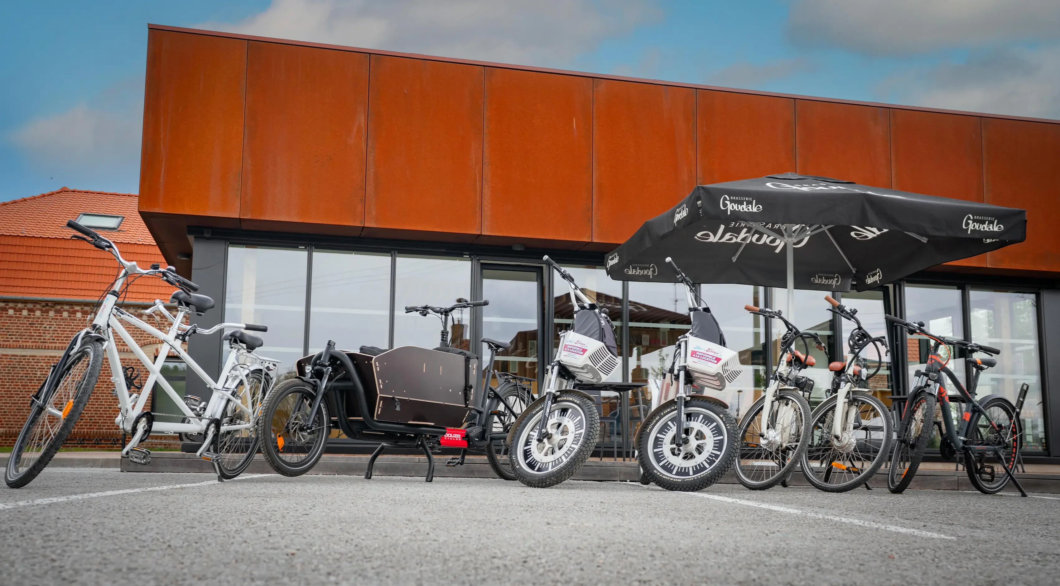 Huurfietsen op een rij voor de jachthaven van Aire-sur-la-Lys